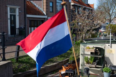 Kuzey Hollanda 'da teknede kırmızı beyaz Hollanda bayrağı