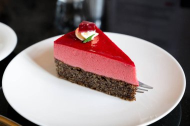 Avusturya menşeli ahududu kremalı ünlü haşhaşlı kek. Viyana 'daki eski klasik kafe restoranında krema ve bir fincan kahveyle servis ediliyor.