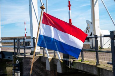 Kuzey Hollanda 'da teknede kırmızı beyaz Hollanda bayrağı