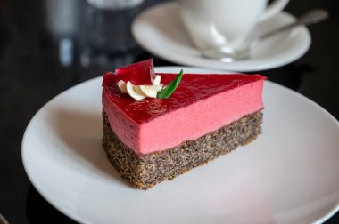 Avusturya menşeli ahududu kremalı ünlü haşhaşlı kek. Viyana 'daki eski klasik kafe restoranında krema ve bir fincan kahveyle servis ediliyor.