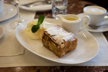 Avusturya tatlısı, krem şantili elmalı turta ve sıcak vanilyalı sos Viyana, Avusturya 'daki eski fırın kafede servis ediliyor.