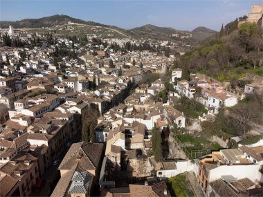 Hava manzaralı binalar, eski bölge, dağlar ve Alhambra sarayı, dünya mirası şehri Granada, Endülüs, İspanya ilkbaharda