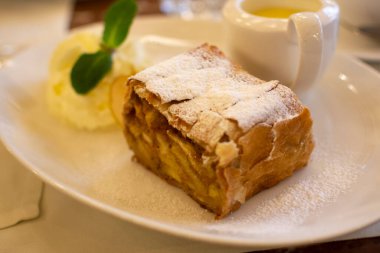 Avusturya tatlısı, krem şantili elmalı turta ve sıcak vanilyalı sos Viyana, Avusturya 'daki eski fırın kafede servis ediliyor.