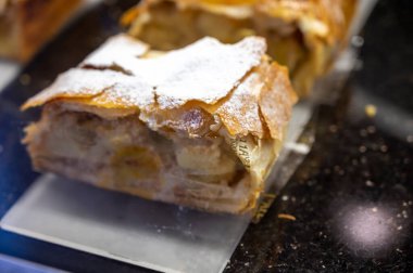 Avusturya tatlıları, Viyana 'daki kafede sergilenen farklı çikolata ve meyveli kekler.