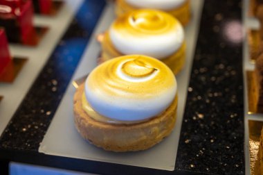 Avusturya tatlıları, Viyana 'daki kafede sergilenen farklı çikolata ve meyveli kekler.