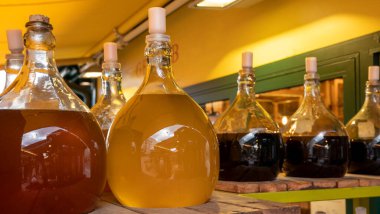 Avusturya 'nın başkenti Viyana' da yerel üzümlerden yapılan beyaz ve kırmızı şaraplı büyük şişeler.