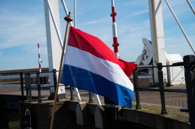 Kuzey Hollanda 'da teknede kırmızı beyaz Hollanda bayrağı