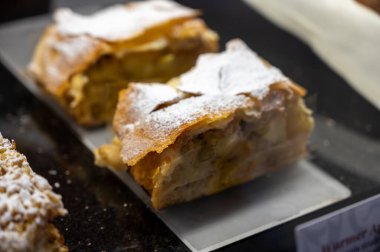 Avusturya tatlıları, Viyana 'daki kafede sergilenen farklı türde çikolata ve meyveli kekler. Elmalı pay..