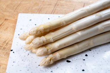 Bir demet taze Hollanda çiğ beyaz kuşkonmaz sebzesi, baharın ilk hasadı.