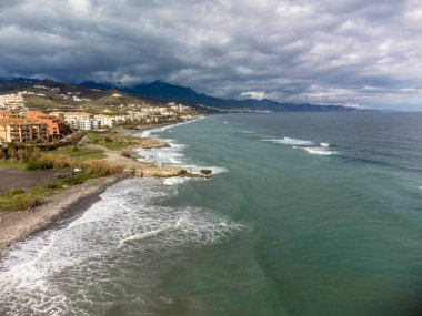 Torrox Costa, Costa del Sol 'daki kıyı şeridinde hava panoramik manzarası, Malaga ve Nerja arasındaki küçük turistik kasaba, Endülüs, İspanya. İspanya 'da kış boyunca.