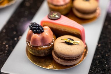 Avusturya tatlıları, Viyana 'daki kafede sergilenen farklı çikolata ve meyveli kekler.