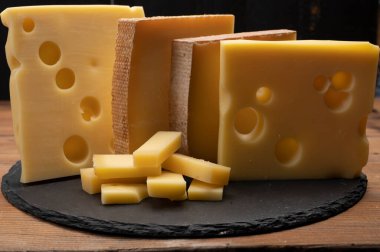 İsviçre peynirleri koleksiyonu, delikli büyüteç, gruyere, apandisit fondü peynirleri...