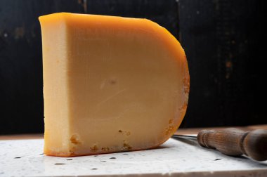 İnek sütünden bir parça Hollanda Gouda peyniri.