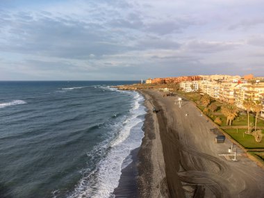 Torrox Costa, Costa del Sol 'daki kıyı şeridinde hava panoramik manzarası, Malaga ve Nerja arasındaki küçük turistik kasaba, Endülüs, İspanya. İspanya 'da kış boyunca.