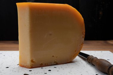 İnek sütünden bir parça Hollanda Gouda peyniri.