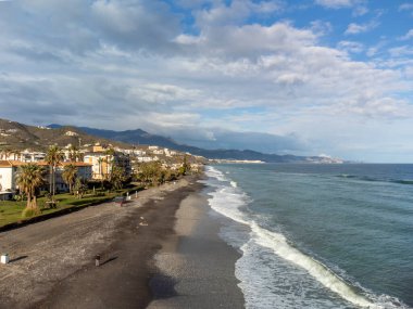 Torrox Costa, Costa del Sol 'daki kıyı şeridinde hava panoramik manzarası, Malaga ve Nerja arasındaki küçük turistik kasaba, Endülüs, İspanya. İspanya 'da kış boyunca.