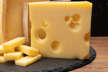 İsviçre peynirleri koleksiyonu, delikli büyüteç, gruyere, apandisit fondü peynirleri...