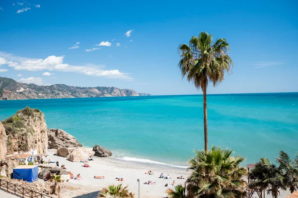 Seyahat yeri, kumlu sahil manzarası, mavi deniz ve dağlar Endülüs 'ün küçük bir kasabası olan Nerja' daki Balcon de Europa 'dan ilkbaharda Costa del Sol, İspanya' da beyaz evleri ve dar sokakları olan