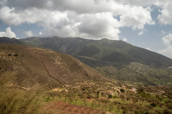 Malaga, Endülüs, İspanya yakınlarındaki Sierra de Tejeda dağlarında bahar mevsimi