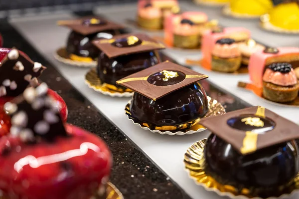 Viyana 'daki geleneksel fırın kafede Avusturya tatlıları, farklı türde çikolatalı ve meyveli kekler.