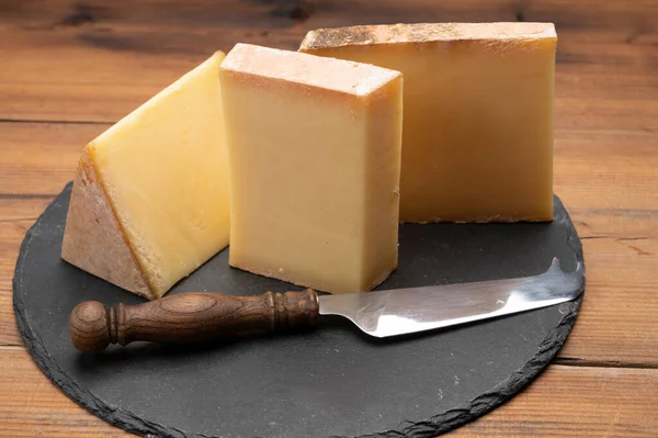 Kolekcja Francuskich Serów Comte Cheese Niepasteryzowanego Mleka Krowiego Regionie Franche — Zdjęcie stockowe