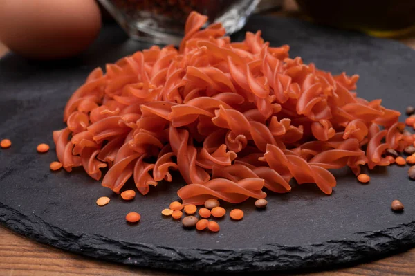 Веганская Безглютеновая Вегетарианская Еда Сушеная Спиральная Макароны Апельсиновой Чечевицы — стоковое фото