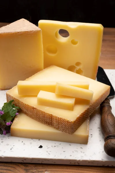 瑞士奶酪系列 孔型护发素和用未经巴氏杀菌的牛奶制成的可怕的奶酪 — 图库照片