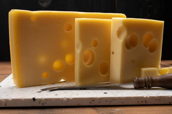 Coleção Queijo Suíço Emmental Amarelo Queijo Emmental Com Buracos Redondos — Fotografia de Stock