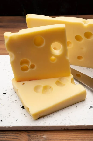Švýcarská Sýrová Kolekce Žlutá Emmentaler Nebo Emmental Sýr Kulatými Otvory — Stock fotografie