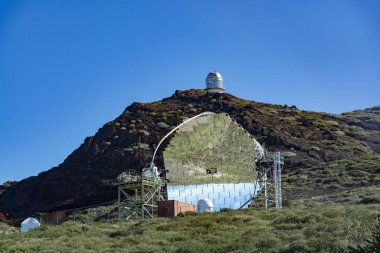 La Palma adasındaki uluslararası uzay gözlemevi ve teleskopların en yüksek dağ sırasındaki Roque de los muchachos, güneşli bir gün, Kanarya adaları, İspanya