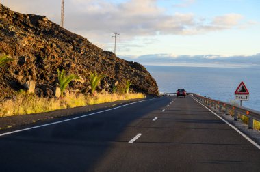 2021 'de güneşli bir günde Cumbre vieja volkanı patlamasından önce La Palma adasında en yüksek dağ olan Roque de los muchachos' a gitmek, İspanya 'nın Kanarya Adaları.