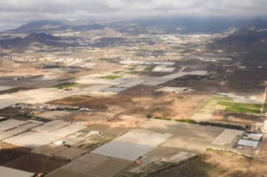 Tenerife adasının güney kesimindeki hava panoramik manzarası, yeşil tarım ve volkanik manzara, Kanarya adaları, İspanya