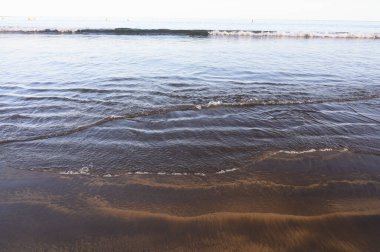 Tenerife Adası, İspanya 'nın güneyindeki El Medano' da kumlu sahilde gün batımında dinleniyorum.