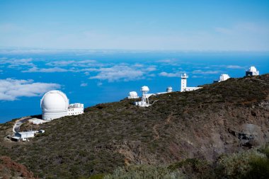 La Palma adasındaki uluslararası uzay gözlemevi ve teleskopların en yüksek dağ sırasındaki Roque de los muchachos, güneşli bir gün, Kanarya adaları, İspanya