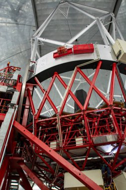 La Palma adasındaki Gran Telescopio Canarias teleskopunun uluslararası uzay gözlemevi ve manzarası en yüksek sıradağlık Roque de los muchachos, Kanarya Adaları, İspanya