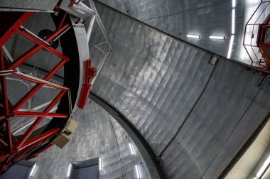 La Palma adasındaki Gran Telescopio Canarias teleskopunun uluslararası uzay gözlemevi ve manzarası en yüksek sıradağlık Roque de los muchachos, Kanarya Adaları, İspanya