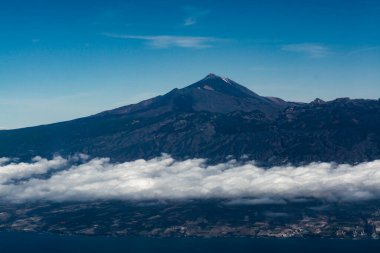 Atlantik Okyanusu 'ndaki Tenerife Adası' ndaki hava panoramik manzarası Teide Dağı, volkanik manzara, Kanarya Adaları, İspanya