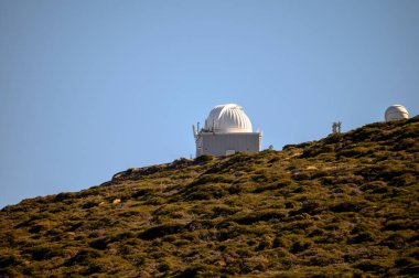 La Palma adasındaki uluslararası uzay gözlemevi ve teleskopların en yüksek dağ sırasındaki Roque de los muchachos, güneşli bir gün, Kanarya adaları, İspanya