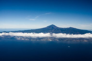 Atlantik Okyanusu 'ndaki Tenerife Adası' ndaki hava panoramik manzarası Teide Dağı, volkanik manzara, Kanarya Adaları, İspanya