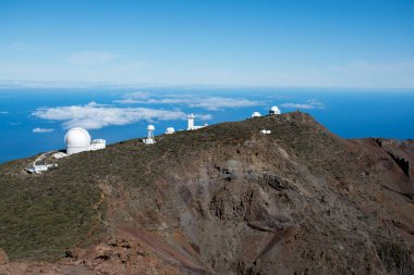 La Palma adasında en yüksek dağ sırasından panoramik manzara Roque de los muchachos, bulutların üzerinde güneşli bir gün, Kanarya adaları, İspanya