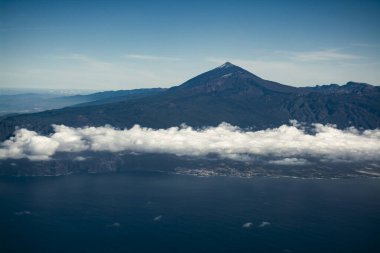 Tenerife adası etrafında uçan pervaneli uçak. Teide Dağı 'nın zirvesi, volkanik manzara, Kanarya adaları, İspanya.