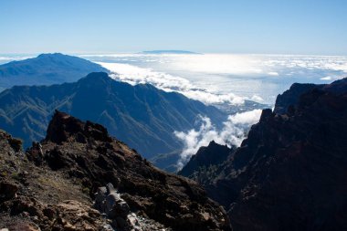 La Palma adasında en yüksek dağ sırasından panoramik manzara Roque de los muchachos, bulutların üzerinde güneşli bir gün, Kanarya adaları, İspanya