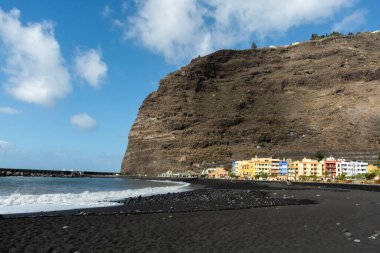 Fırtınalı kış günlerinde dalgalar Tazocorte limanında, La Palma adasında, Kanarya adalarında, İspanya