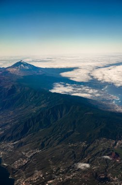 Atlantik Okyanusu 'ndaki Tenerife Adası' ndaki hava panoramik manzarası Teide Dağı, volkanik manzara, Kanarya Adaları, İspanya