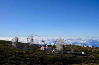 La Palma adasındaki uluslararası uzay gözlemevi ve teleskopların en yüksek dağ sırasındaki Roque de los muchachos, güneşli bir gün, Kanarya adaları, İspanya