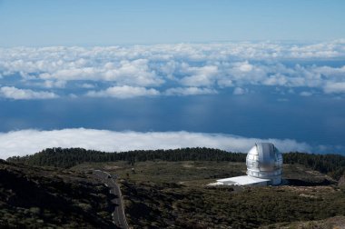 La Palma adasında en yüksek dağ sırasından panoramik manzara Roque de los muchachos, bulutların üzerinde güneşli bir gün, Kanarya adaları, İspanya