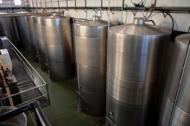 Geleneksel şarap dükkanlarında şarap yapmak çelik tanklarda ve La Palma volkanik adasının güney kısmında eski ahşap fıçılar, Kanarya adaları, İspanya