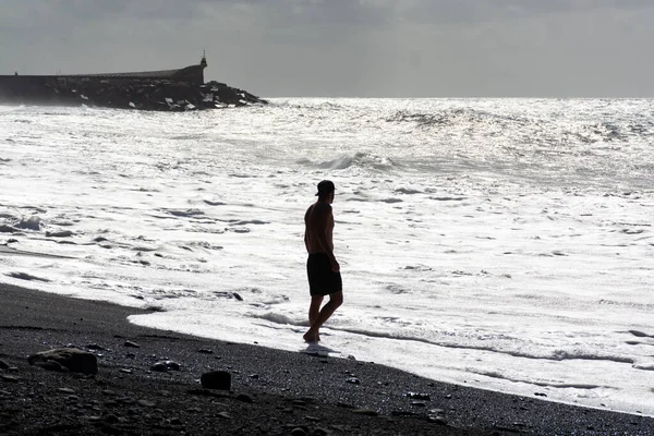 Egy Azonosítatlan Felnőtt Férfi Játszik Hideg Óceáni Vízzel Kövekkel Ugrál — Stock Fotó