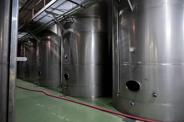 Geleneksel şarap dükkanlarında şarap yapmak çelik tanklarda ve La Palma volkanik adasının güney kısmında eski ahşap fıçılar, Kanarya adaları, İspanya