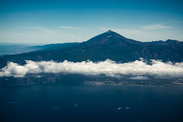 Flying Propeller Plane Tenerife Island Peak Mount Teide Volcatic Landscape —  Fotos de Stock